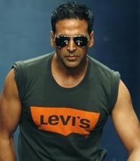 Akshay unbuttons at Lakme Fashion week