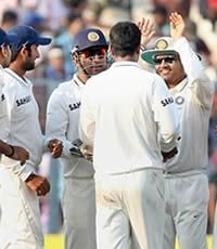 India dominate Test against Australia