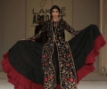 Kareena Kapoor stuns in Rohit Bal's Lakmé S/R 2016 Finale