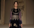 Kareena Kapoor stuns in Rohit Bal's Lakmé S/R 2016 Finale