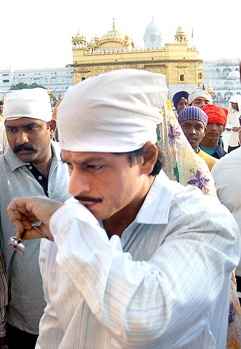 Shahrukh visits Golden Temple