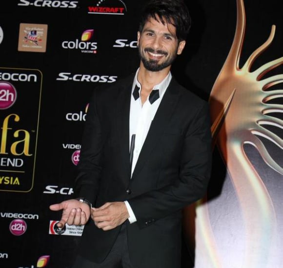 আইআইএফএ ২০১৫ শেষ হওয়ার সাথে সাথে আমরা কেবলমাত্র আশা করতে পারি যে পরের বছরের উইকএন্ড এক্সট্রাভ্যাগানজা আমাদের আরও বেশি চমত্কার গাউন এবং ড্যাপার স্যুট সরবরাহ করবে!