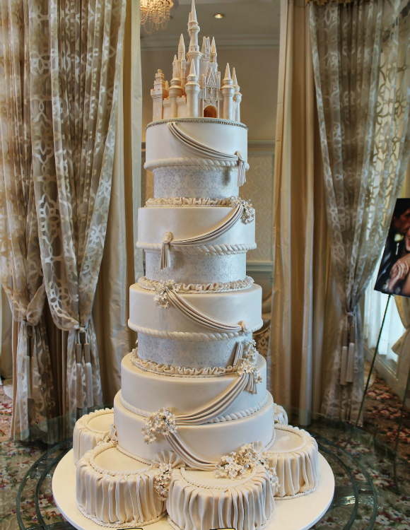 DESIblitz immerses into the world of wedding cakes and brings you some of the most unique designs!