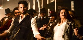 The song begins with Shahid tapping on the window from across the road to Alia, who is munching on a banana.