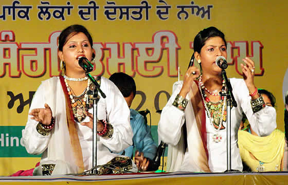 560px x 360px - Nooran Sisters entertain the UK with amazing Sufi music | DESIblitz