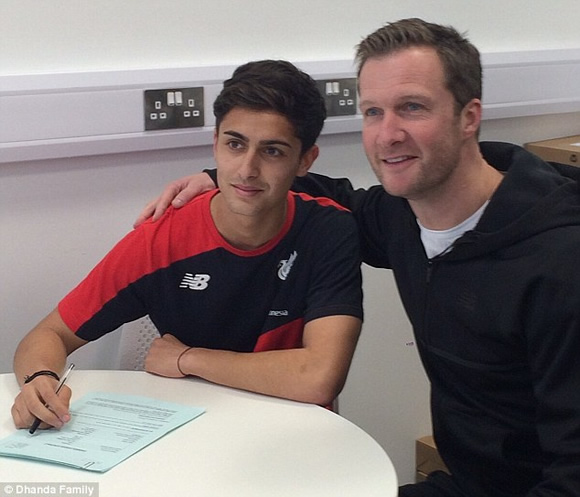 Yan Dhanda signs professionally for Liverpool