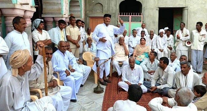 باپ کے ذریعہ زیادتی کے بعد بھارتی لڑکی کو کوڑے مارے گئے