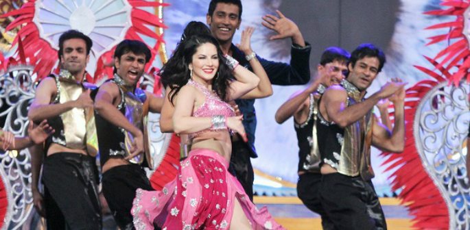 Sunny Leone Dances Sexy to Retro Songs at Zee Cine Awards