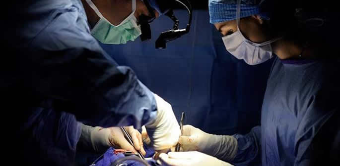 L'adolescente indiano inserisce il filo nei genitali ha un intervento chirurgico