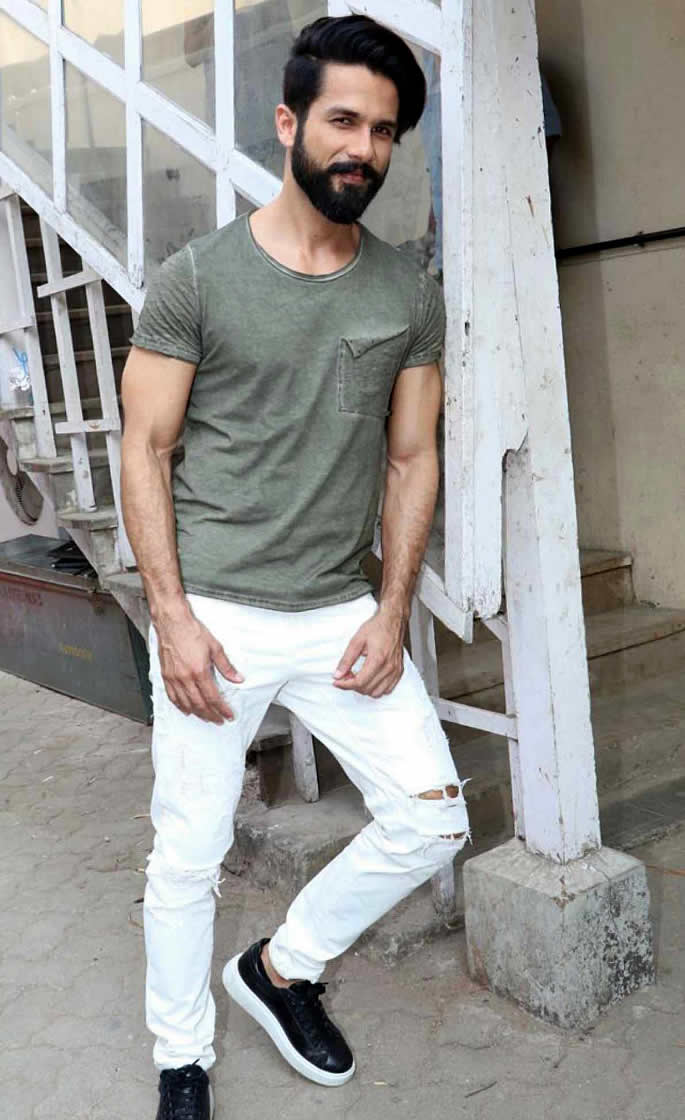 10 Top Casual looks of Bollywood Actors - shahid kapoor green