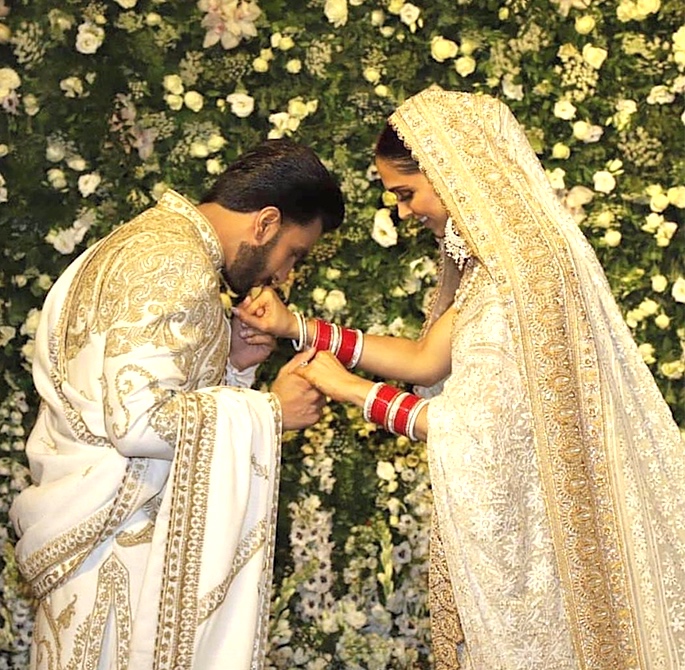 Ranveer & Deepika host Grand Mumbai Wedding Reception - kissing hands