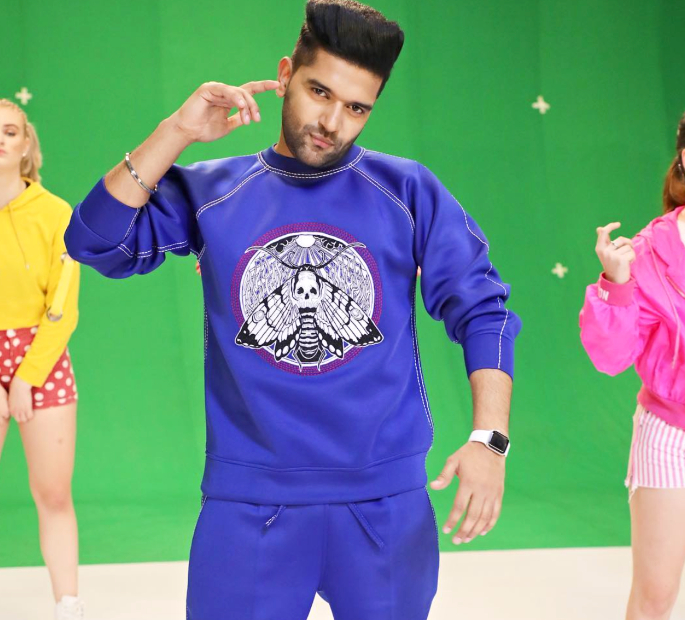 Guru Randhawa releases New Year Anthem with ‘Tere Te’ - Guru Randhawa Fashionable Sweatshirt