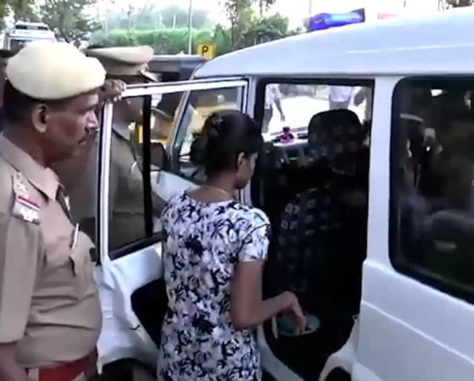 Indian Girl kills Mother when Stopped Eloping with Boyfriend - arrest