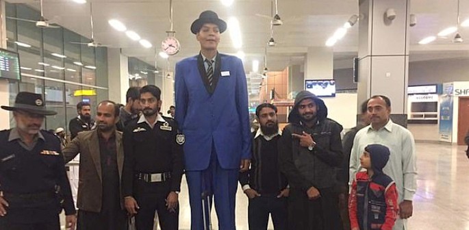 पाकिस्तानचा सर्वात उंच माणूस प्रेमाचा शोध शोधण्यासाठी प्रेम f