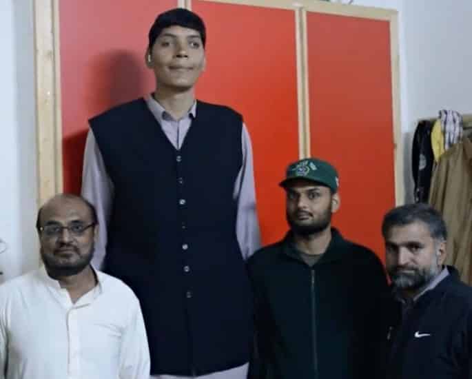 Pakistan's Tallest Man Reveals Struggle to find Love