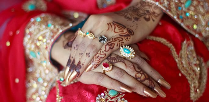 Young Pakistani Bride robs Older Husband on Wedding Night f