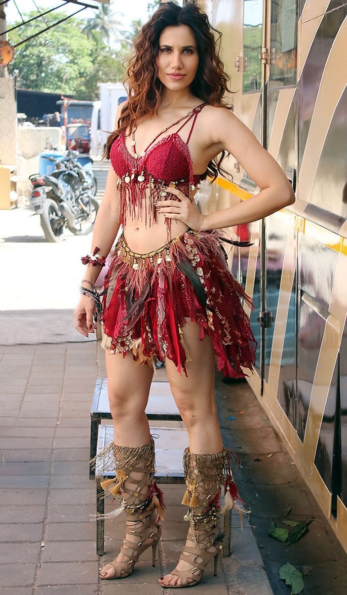 Sonnalli Seygall refused to 'Go Under Knife' for Film Role - song shot