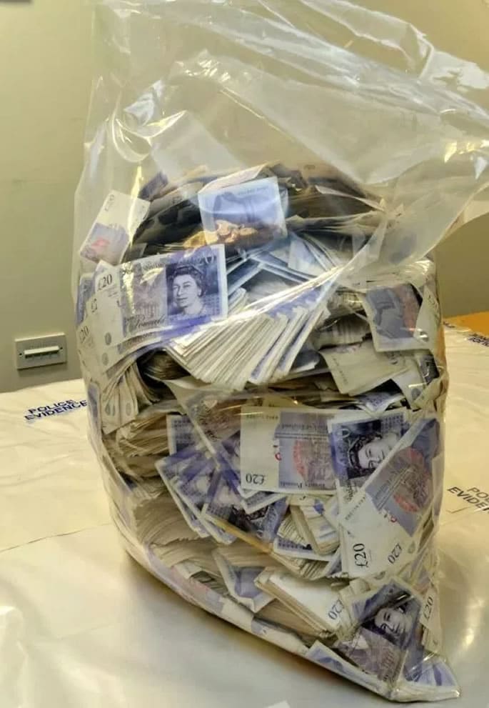 UK Man Fleeing to Dubai with £1.5m Cash loses Money - bag