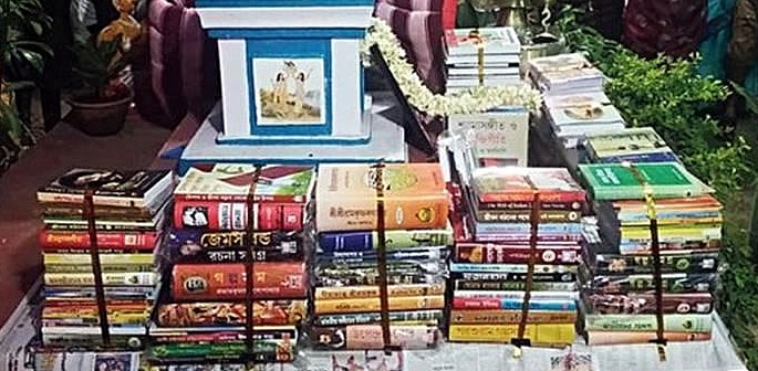 Indian Bride's Family give Groom a Dowry of 1,000 Books f