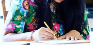 La madre indiana sorprende la figlia a scrivere un messaggio di suicidio f