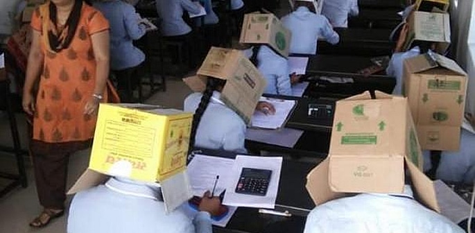 भारतीय छात्रों ने एग्जाम के लिए हेड्स पर बॉक्स पहनने की तैयारी की