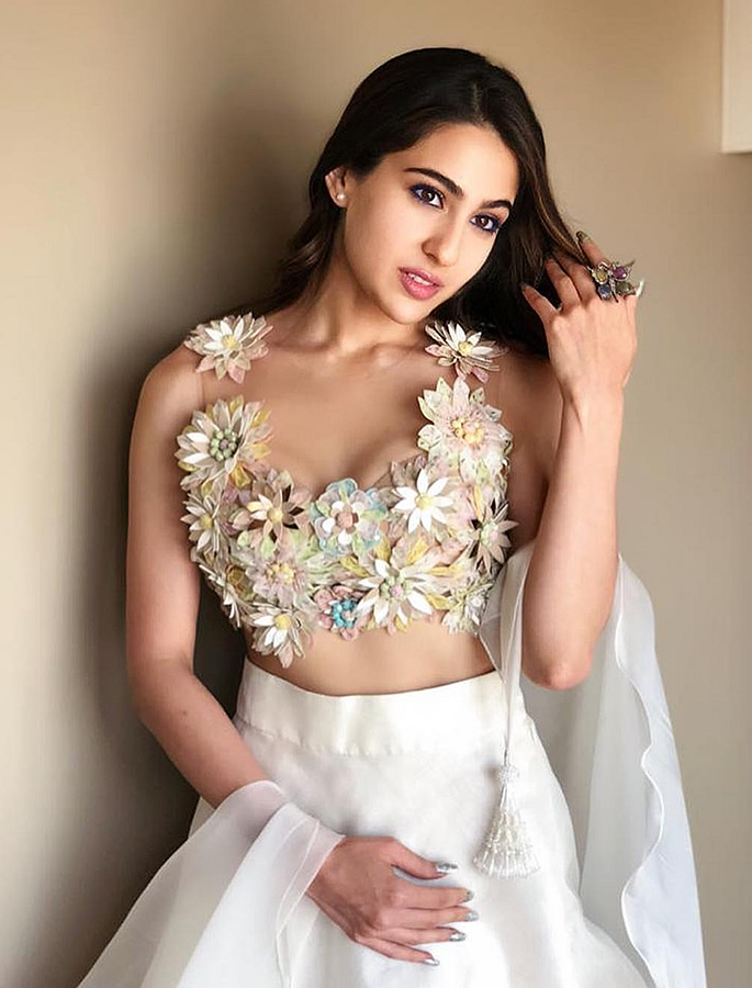 10 Looks of Sara Ali Khan for Ultimate Fashion Goals - 1