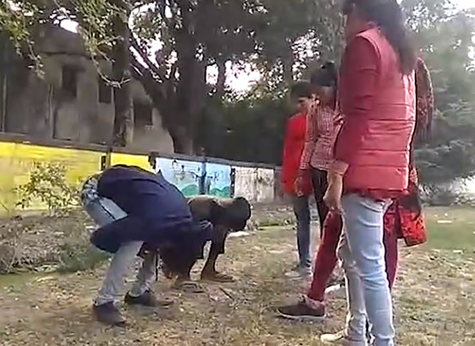Indian 'Anti-Romeo' Girls Beat Culprits & Handover to Police - Murghi