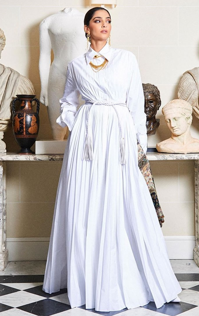 5 Lush Looks of Sonam Kapoor at Paris Fashion Week - white