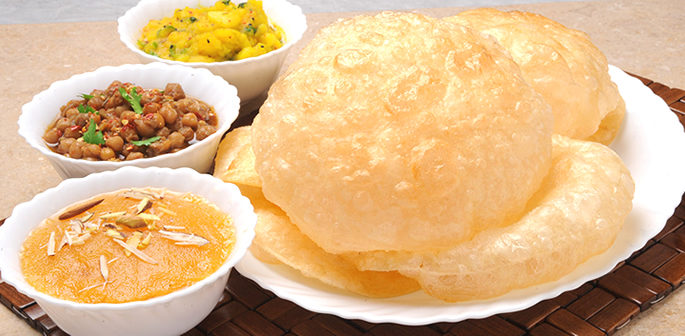 हलवा पुरी चोले पारंपरिक भारतीय नाश्ता च