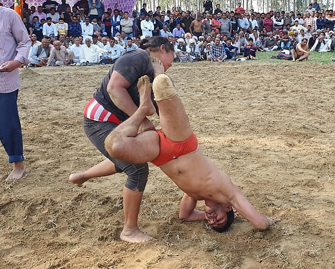 Indian Woman Wrestler fights in Match against Man - lift