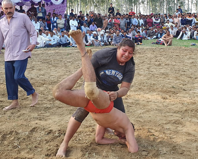 Indian Woman Wrestler fights in Match against Man - pull