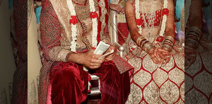 Newly Married Indian Bride robs In-Laws & Blackmails Them f