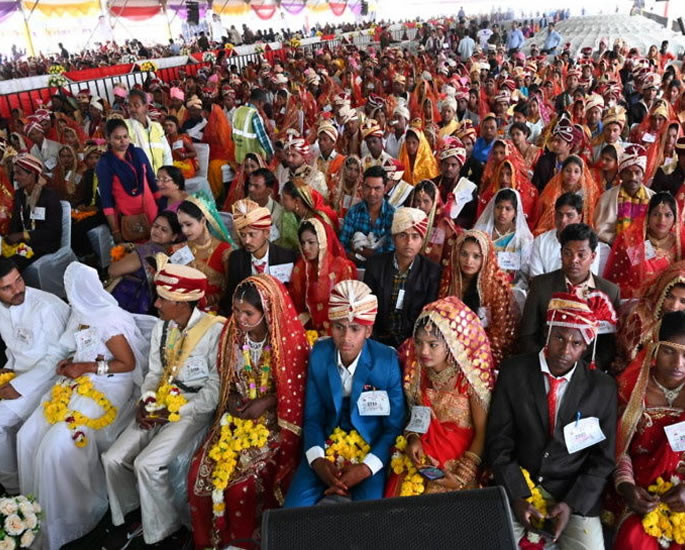 Over 3,350 Indian Couples marry at Mass Wedding - couples