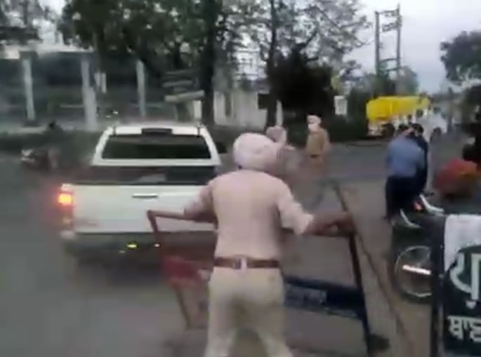 Nihang Singhs attack Punjab Police & Cut-Off Officer's Hand - van