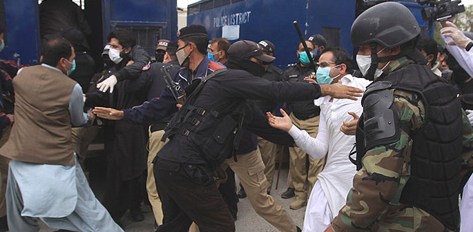 Pakistani Doctors Protesting for PPEs are Beaten by Police f