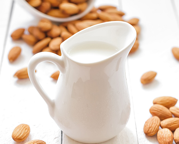 دودھ - بادام کے لئے 12 پلانٹ پر مبنی دودھ کے متبادل