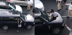 Indian Wife halts Traffic catching Husband with Girlfriend