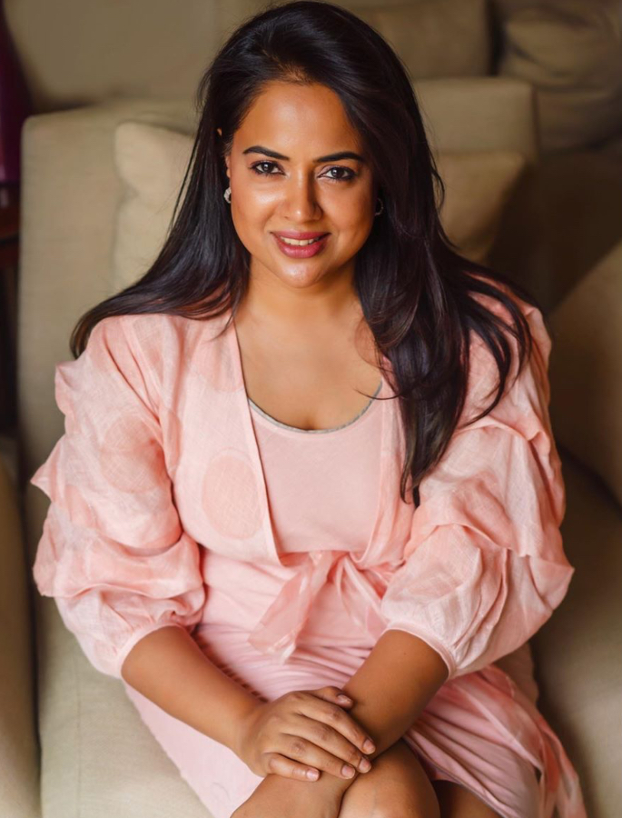 Sameera Reddy reveals ‘Crazy Things’ she did to Fit In - pink