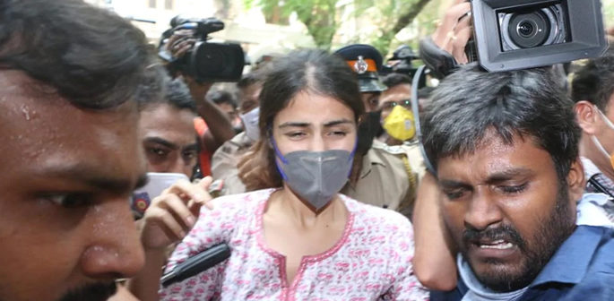 Rhea Chakraborty è "pronta per l'arresto" dice l'avvocato f