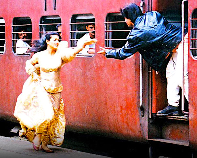 25 Most Iconic Scenes of Bollywood to Revisit - Dilwale Dulhania Le Jayenge