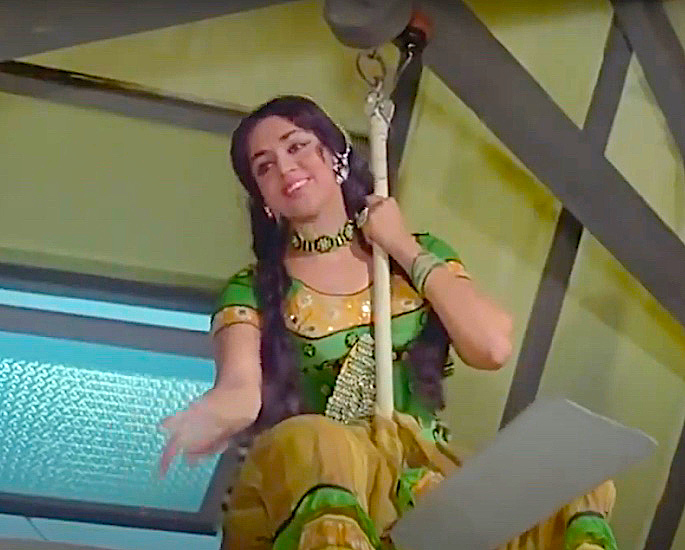 25 Most Iconic Scenes of Bollywood to Revisit - Seeta Aur Geeta
