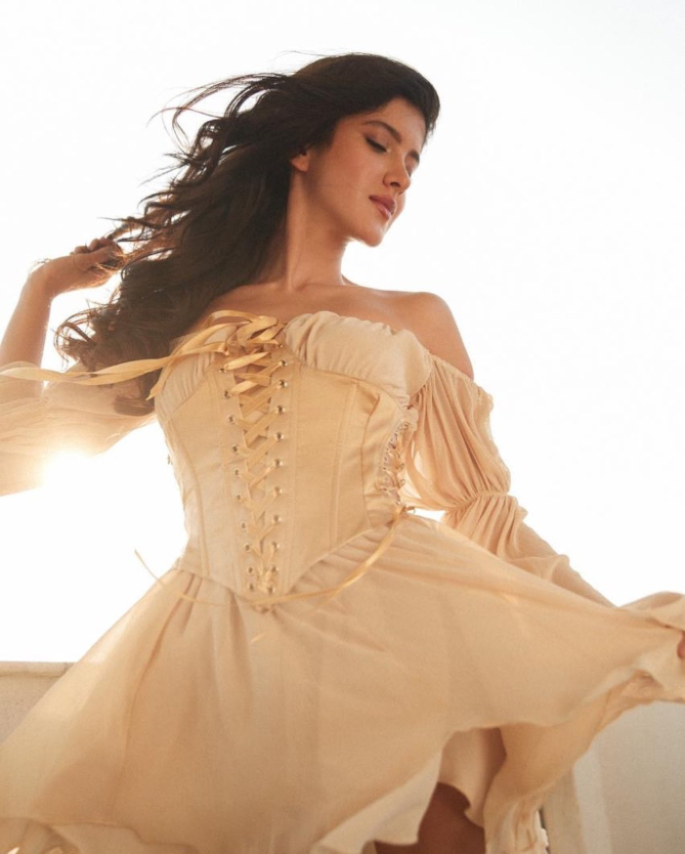 5 Stylish Looks of Bollywood Actresses for 2021 Shanaya Kapoor -