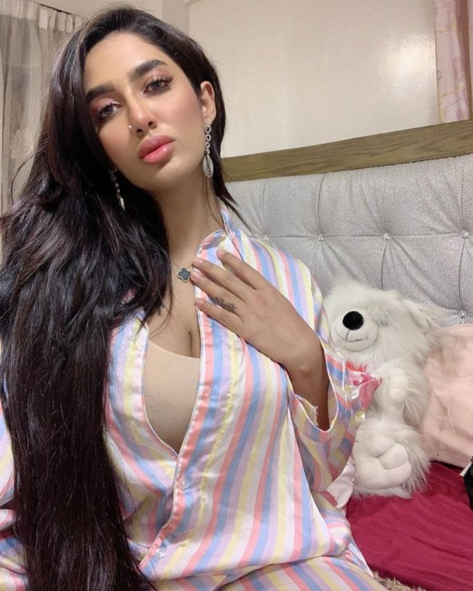 Pakistani Model Mathira slams Trolls who called her 'Plastic'