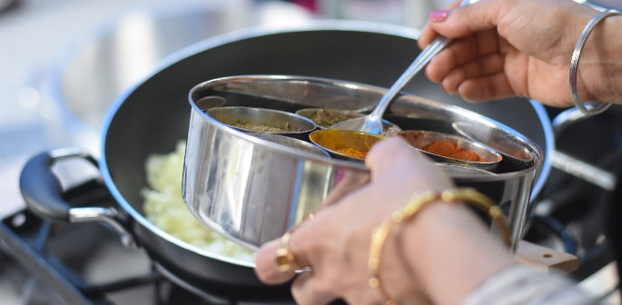 کیا جنوبی ایشین خواتین کو کھانا پکانا جاننا چاہئے