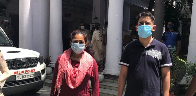 Indian Couple abuse Police after Refusing to Wear Masks f