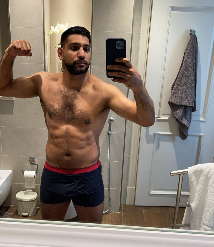 Amir Khan trolled for flaunting Abs in Bathroom Selfie