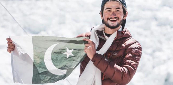 Pakistani Mountaineer aged 19 reaches Mount Everest summit f