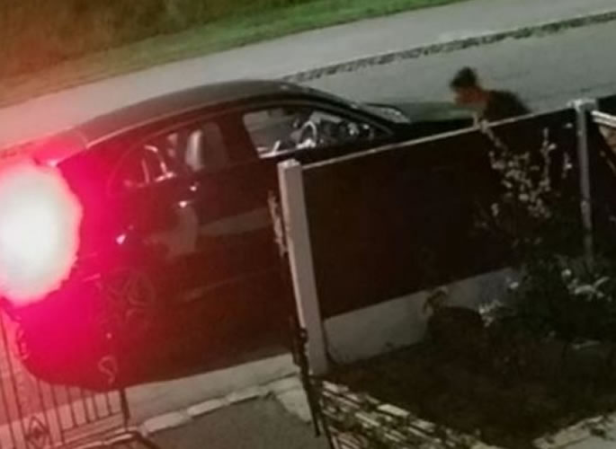 Dad witnesses Thief steal his Mercedes with 3 Children Inside