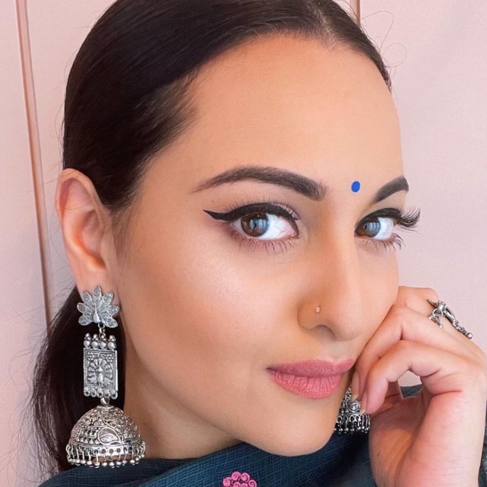 Sonakshi Sinha's Best Beauty Secrets - eyeslips