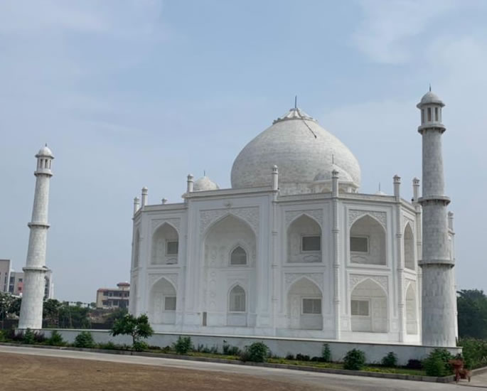 Indian Teacher builds Taj Mahal Home for Wife